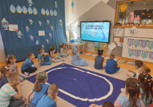 przedszkolaki oglądają film edukacyjny o roli wody w życiu człowieka
